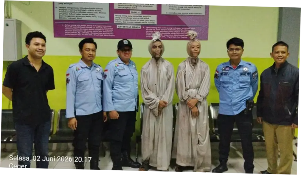 Terjaring Razia, 2 Pengamen 'Pocong' Diangkut Dinsos Malam-malam