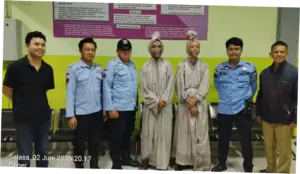 Terjaring Razia, 2 Pengamen 'Pocong' Diangkut Dinsos Malam-malam