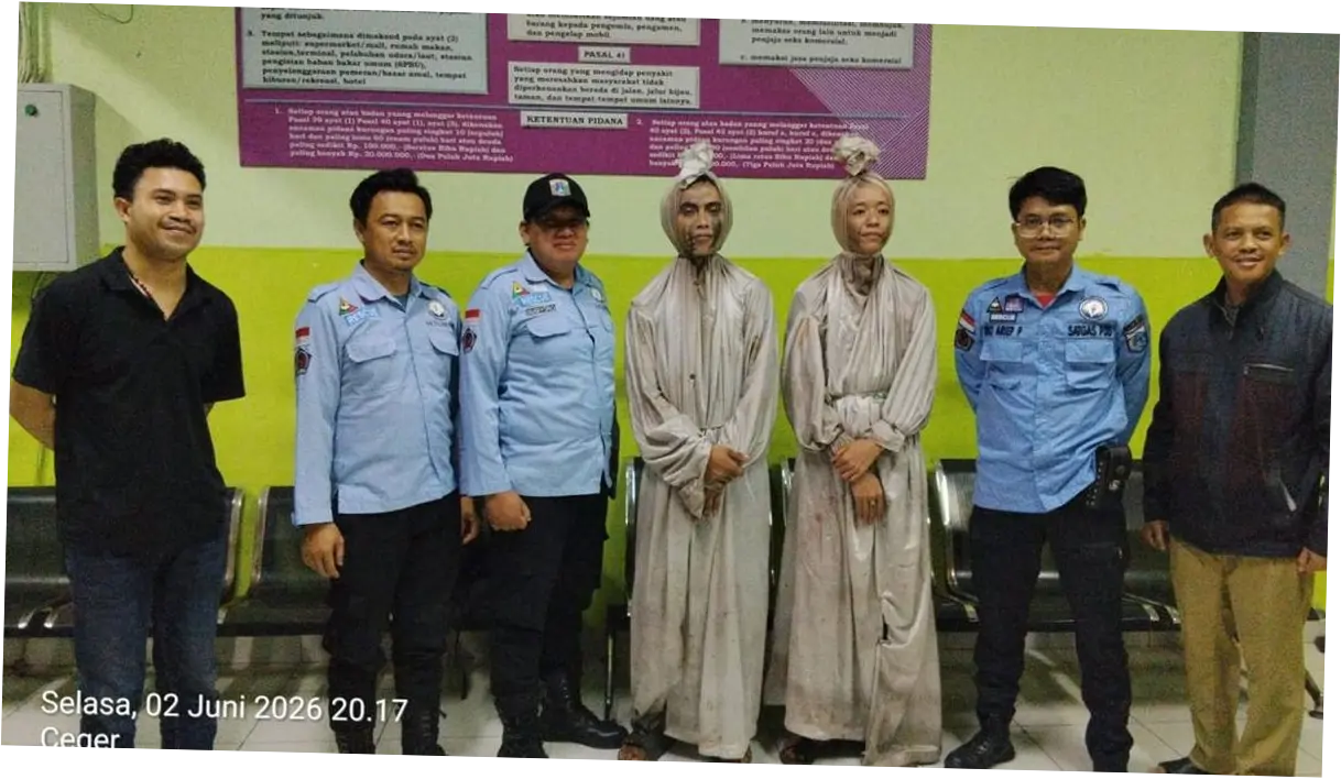 Terjaring Razia, 2 Pengamen 'Pocong' Diangkut Dinsos Malam-malam