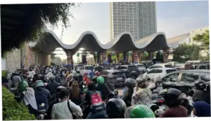 Tiket Gratis HUT DKI: Antrean Pengunjung di Ancol Mengular