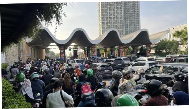 Tiket Gratis HUT DKI: Antrean Pengunjung di Ancol Mengular