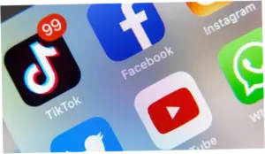 Viral Anker Risi Ada TikToker Live di KRL: Mengganggu Kenyamanan dan Privasi Penumpang Lain