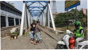 Viral Ojol Bawa Penumpang Lewat Jembatan Rel di Petamburan, Ini Kata Warga