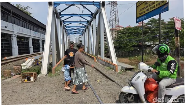 Viral Ojol Bawa Penumpang Lewat Jembatan Rel di Petamburan, Ini Kata Warga