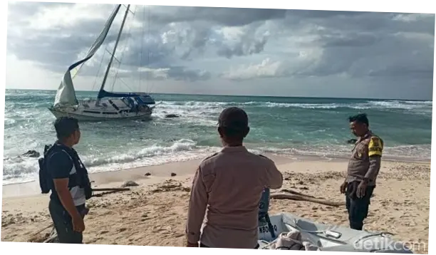 Yacht Berbendera Australia Terdampar Tanpa Awak di Pantai NTT, Polisi Selidiki