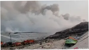 Api Masih Berkobar, Pemadaman di TPA Jatiwaringin Dilanjutkan Pagi Ini