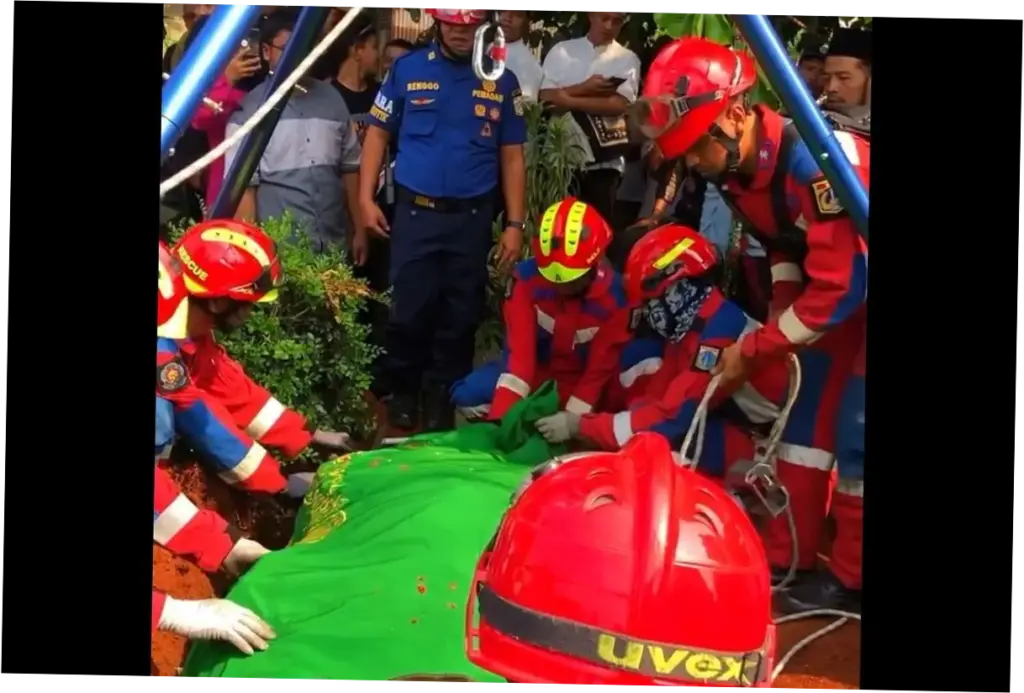 Damkar Jaktim Bantu Pemakaman Jenazah Pria dengan Bobot 250 Kg di Klender