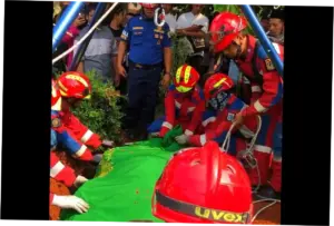 Damkar Jaktim Bantu Pemakaman Jenazah Pria dengan Bobot 250 Kg di Klender