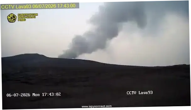 Gunung Anak Krakatau Erupsi, Muntahkan Abu Vulkanik 150 Meter