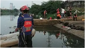 Kaget Tiba-tiba Dikejar Orang, Pria Nyebur ke Kali Ciliwung