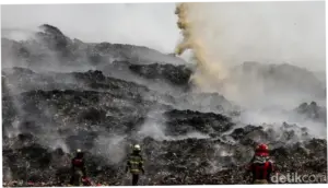 Kebakaran TPA Jatiwaringin Baru Padam 40%, Heli Water Bombing Ditambah