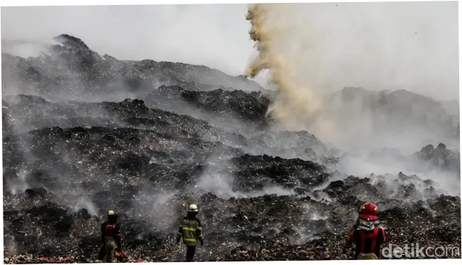 Kebakaran TPA Jatiwaringin Baru Padam 40%, Heli Water Bombing Ditambah