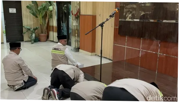 Kloter Haji Terakhir Tiba di RI, Menhaj Sujud Syukur