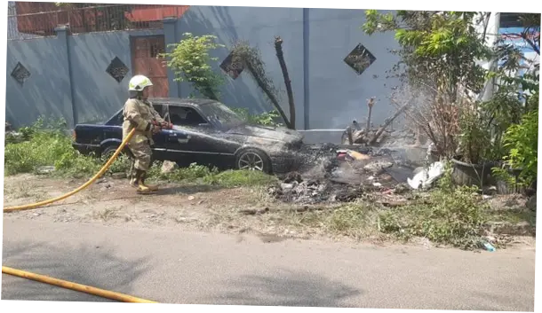 Mobil di Jakbar Terbakar, Dipicu Bakar Sampah Lalu Ditinggal