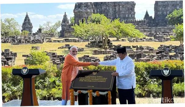 Momen Hangat Prabowo dan Modi di Candi Prambanan