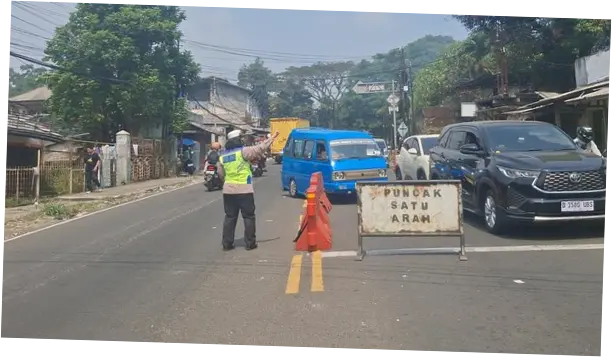 Polisi Terapkan One Way Arah Jakarta Siang Ini, Mobil Menuju Puncak Disetop