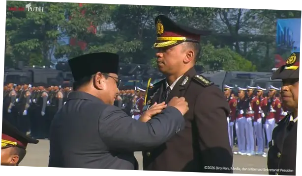 Prabowo Sematkan Penghargaan Bintang Bhayangkara Nararya ke 3 Personel Polri