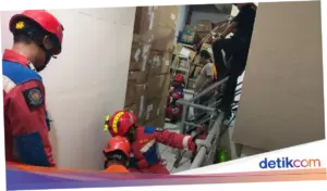 Pria Tewas Terjepit Lift Barang di Pertokoan Roxy Jakpus