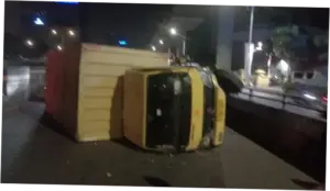 Truk Terguling di Flyover Kuningan Arah Semanggi, Lalin Macet