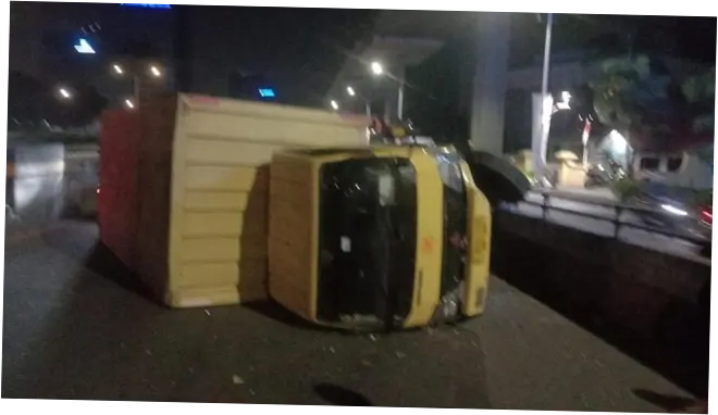 Truk Terguling di Flyover Kuningan Arah Semanggi, Lalin Macet